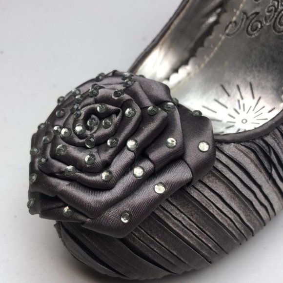 LIKE NEW NAUGHTY MONKEY PLATINUM FABRIC SZ US9 4.5” HEELS ⭐️ - Picture 8 of 10